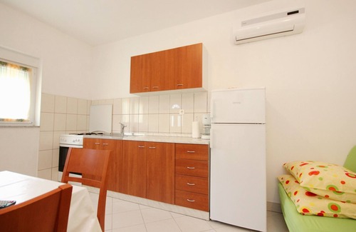 Poljica Apartment | One bedroom apartment with terrace Poljica, Trogir (A-10010-c)