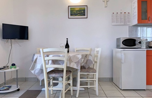 Silo Apartment | One bedroom apartment with terrace and sea view Šilo, Krk (A-18756-a)