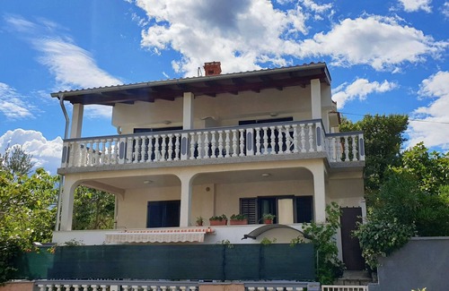 Silo Apartment | One bedroom apartment with terrace and sea view Šilo, Krk (A-18756-a)