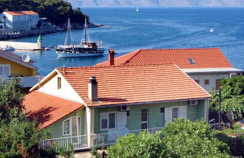 Island Hvar Apartment | One bedroom apartment with balcony Jelsa, Hvar (A-4602-a)