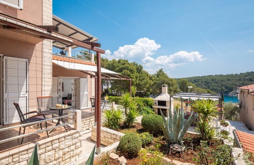 Cove Osibova (Milna) Apartment | One bedroom apartment with terrace and sea view Cove Osibova, Brač (A-12062-a)