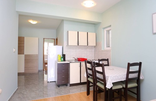 Tice Apartment | One bedroom apartment with terrace and sea view Nemira, Omiš (A-17039-b)