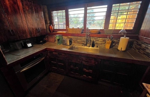Sandy Cottage | One bedroom cottage with AC, WiFi and hot tub.