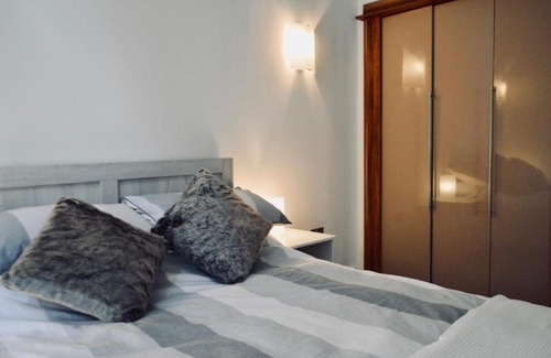 Laurieston Apartment | One Bedroom Flat Next To The Meadows