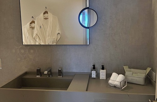 Davenport Apartment | One bedroom, one bathroom luxury residence with concierge services & Laundry