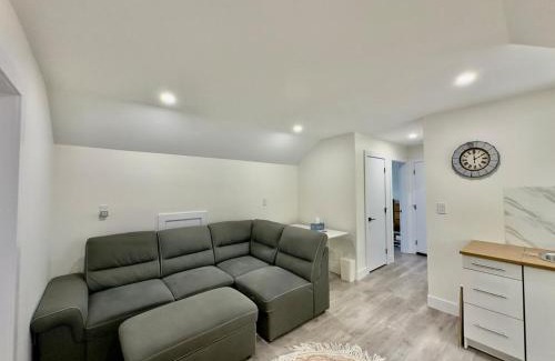 Gibsons Apartment | One-Bedroom Suite in Gibsons
