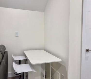 Gibsons Apartment | One-Bedroom Suite in Gibsons