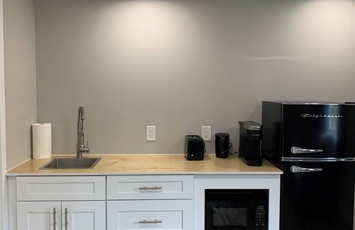 Bridgeport West Apartment | One Bedroom with Free Wifi and Parking