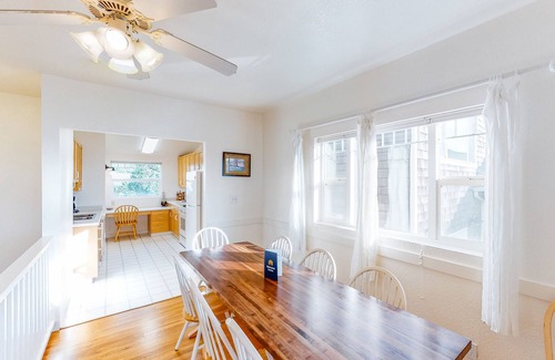 Newport House | One block to the ocean & Nye Beach Sunny home w/fireplace, foosball & WiFi