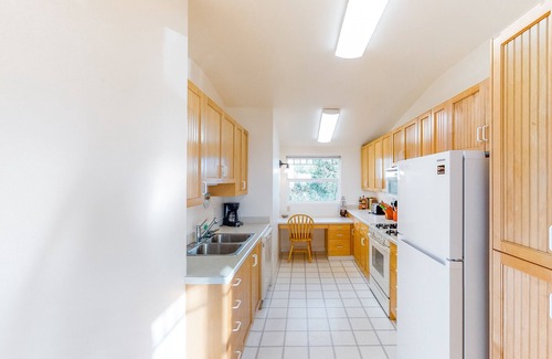 Newport House | One block to the ocean & Nye Beach Sunny home w/fireplace, foosball & WiFi