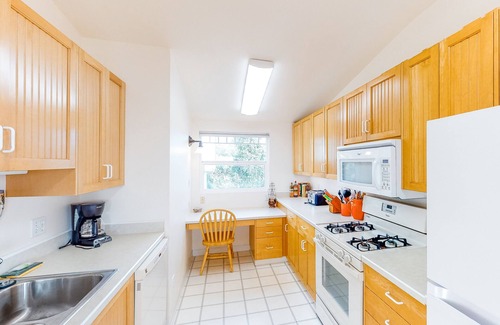 Newport House | One block to the ocean & Nye Beach Sunny home w/fireplace, foosball & WiFi