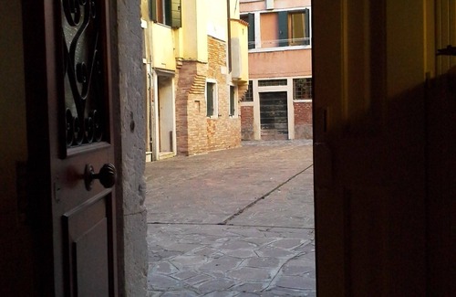 Cannaregio Apartment | one door apartment in the heart of Venice Ca 'd'Oro overlooking the field