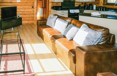 Woodbridge Ski Chalet | One double with en suite shower and one twin.