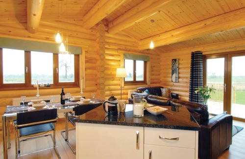 Woodbridge Ski Chalet | One double with en suite shower and one twin.