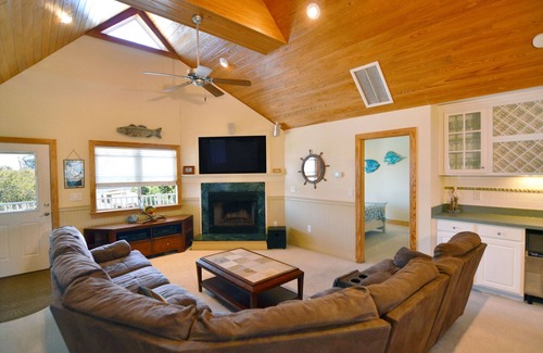 Avon House | One level 4 Bedroom House with Pool, Large Docks, Canal Access - The Turtle Club