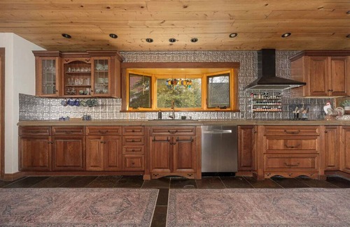 Fraser Cabin | One of a kind 5 bedroom cabin, downtown location,