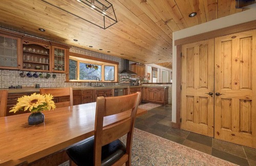Fraser Cabin | One of a kind 5 bedroom cabin, downtown location,