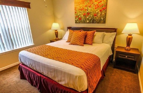 Branson Resort | One Queen B/R Suite adjacent Thousand Hills Golf near Theater Strip (center)
