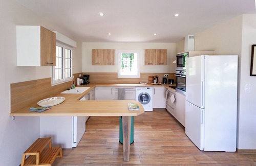 Aureilhan House | One-story house in a forest park on the shore of the lake, ocean 8 km away.