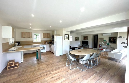 Aureilhan House | One-story house in a forest park on the shore of the lake, ocean 8 km away.