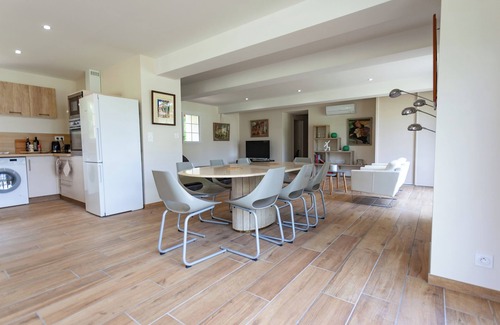 Aureilhan House | One-story house in a forest park on the shore of the lake, ocean 8 km away.
