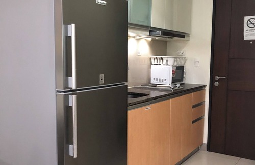 Guadalupe Nuevo Apartment | One Uptown Residence BGC 1BR, Netflix, w/pool use, fast WiFi