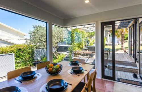 Oneroa House | Oneroa Views With Spa Pool