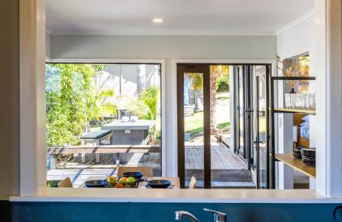 Oneroa House | Oneroa Views With Spa Pool