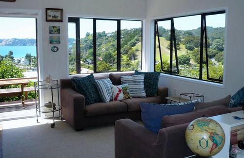 Onetangi Cottage | ONETANGI BAY VIEWS - ONETANGI HOLIDAY HOME, with a garden in Onetangi