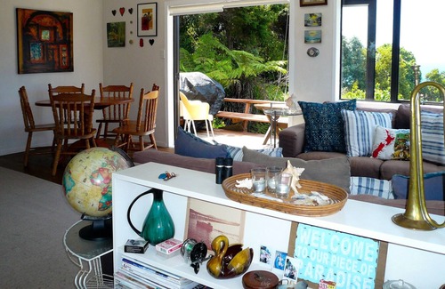 Onetangi Cottage | ONETANGI BAY VIEWS - ONETANGI HOLIDAY HOME, with a garden in Onetangi