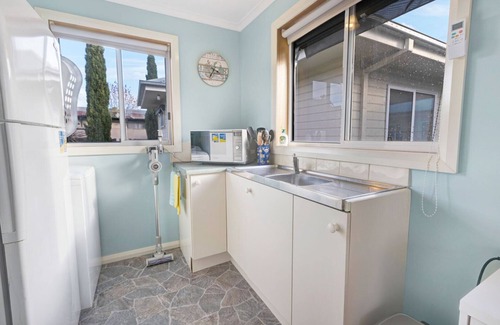 Paynesville House | Only a minutes walk to Paynesville township