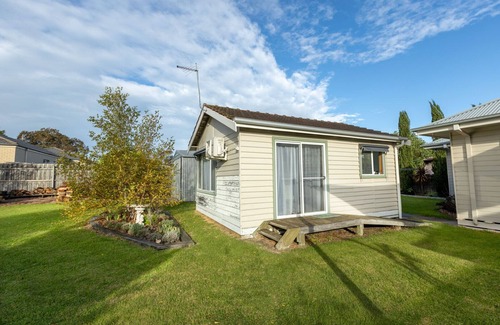 Paynesville House | Only a minutes walk to Paynesville township
