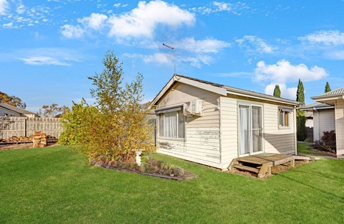 Paynesville House | Only a minutes walk to Paynesville township