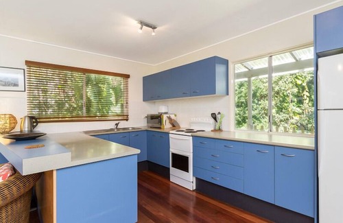 Point Lookout House | Only minutes walk to Cylinder and Deadmans Beaches - 1 Pet Allowed.