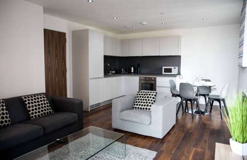 Manchester City Centre Apartment | OnPoint Apartments -Spacious 2 Bedroom Apt Parking and Balcony