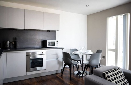 Manchester City Centre Apartment | OnPoint Apartments -Spacious 2 Bedroom Apt Parking and Balcony