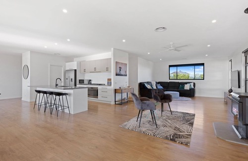 Mansfield House | Opal - Mansfield - Sleeps 7