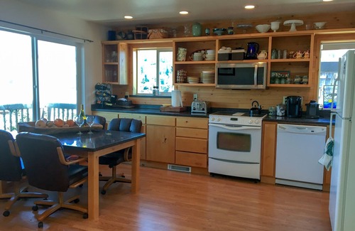 Brookings Condo | Open and cozy condo! Central Location - WINTER SPECIALS!