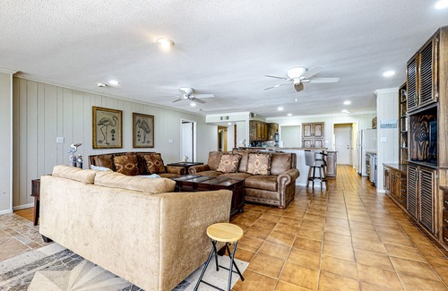 Port Isabel House | Open & Bright Bayfront Getaway w/a Full Kitchen, Furnished Deck, & Fast WiFi