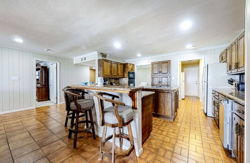 Port Isabel House | Open & Bright Bayfront Getaway w/a Full Kitchen, Furnished Deck, & Fast WiFi