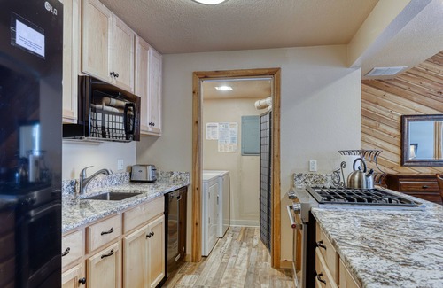 Sunriver House | Open dog-friendly home w/WiFi, private hot tub, guest bikes, and SHARC passes