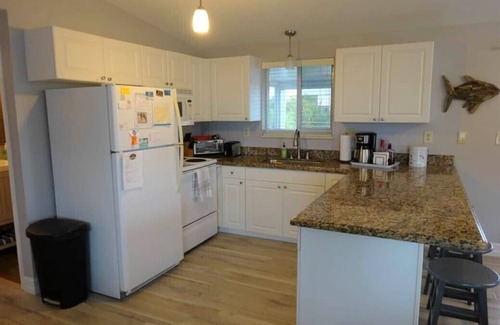 Port Pine Heights House | OPEN FOR 2025 LOBSTER SEASON! Nice 2-bedroom Canal Home in serene Big Pine Key!