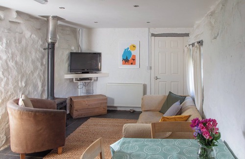 Clynnogfawr Cottage | Open plan ground floor cottage located in the Llyn Peninsula, with many beaches close by.