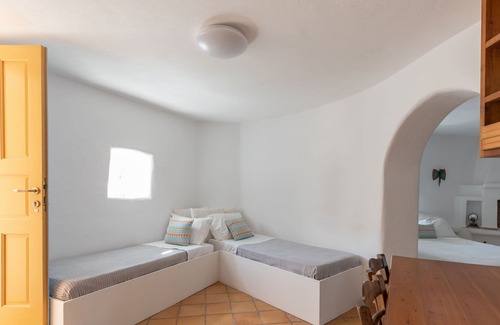Houlakia Apartment | Open Plan Suite -Sleeps family of 4