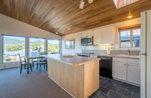 Manzanita House | Open, spacious home, walk to the beach 1 block away, oceanviews from the deck