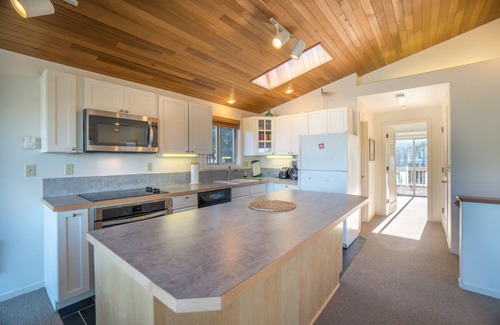 Manzanita House | Open, spacious home, walk to the beach 1 block away, oceanviews from the deck