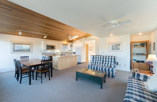 Manzanita House | Open, spacious home, walk to the beach 1 block away, oceanviews from the deck