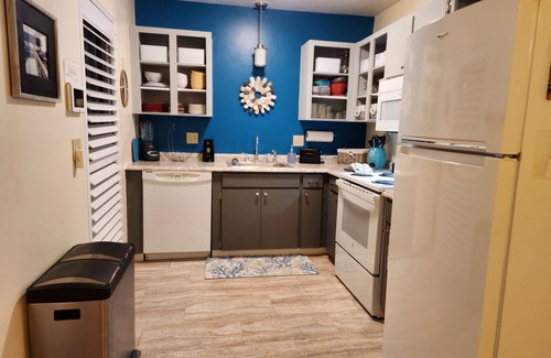 Largo Cottage | Openings for April and May at our Beach Cottage-3 minutes to the Gulf of Mexico!