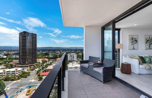 Broadbeach Apartment | OPUS Apartment - Beach at your doorstep Short walk to light rail