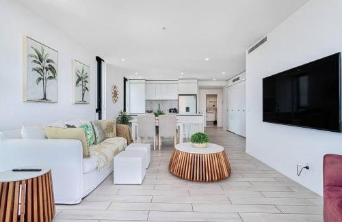 Broadbeach Apartment | OPUS Apartment - Beach at your doorstep Short walk to light rail